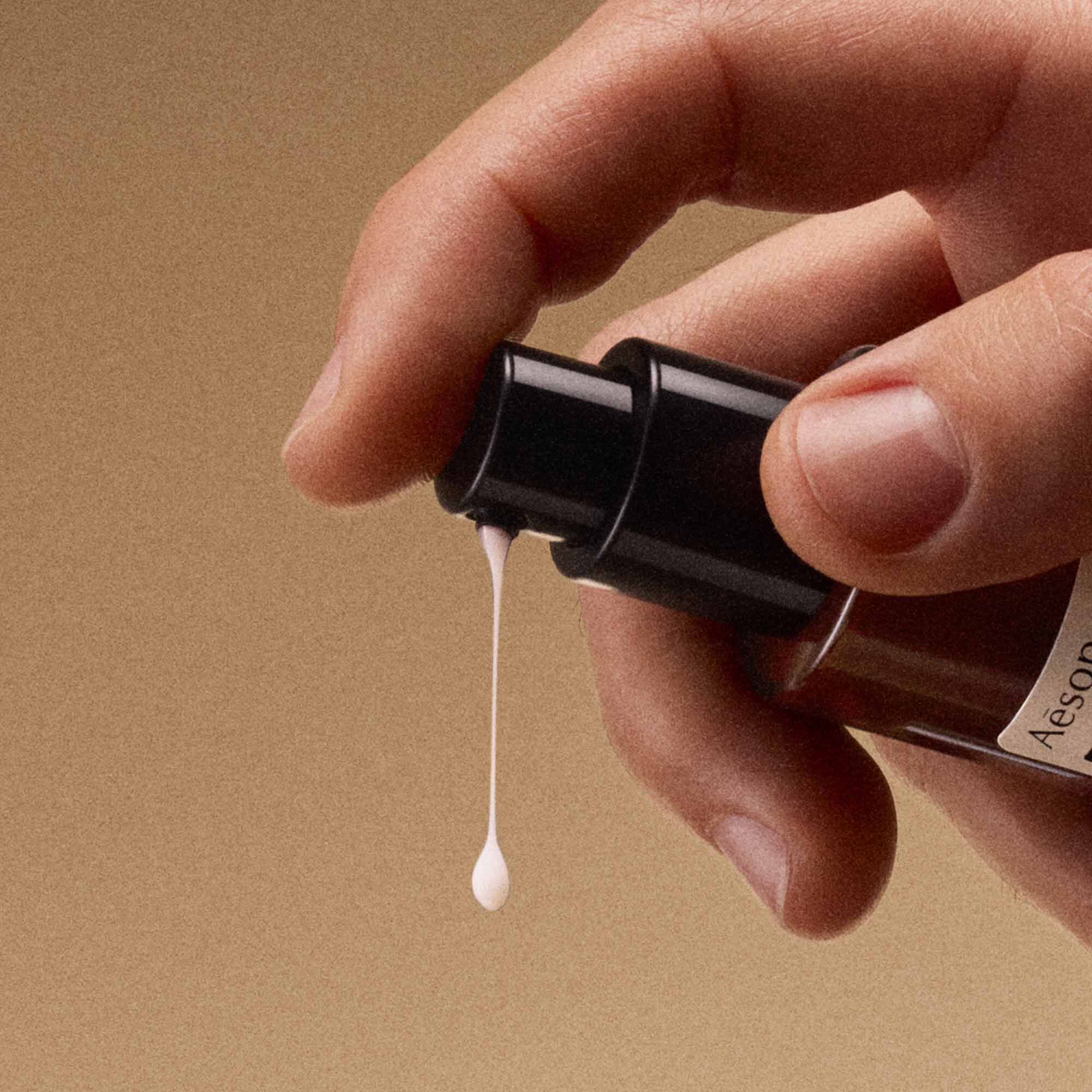 Solais Replenishing Hand Serum in einer Glasflasche.