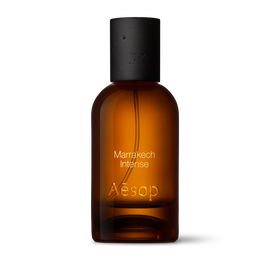 Bernsteinfarbene Flasche des Aesop Marrakech Intense Eau de Parfum aus Glas mit schwarzem Verschluss vor weißem Hintergrund.