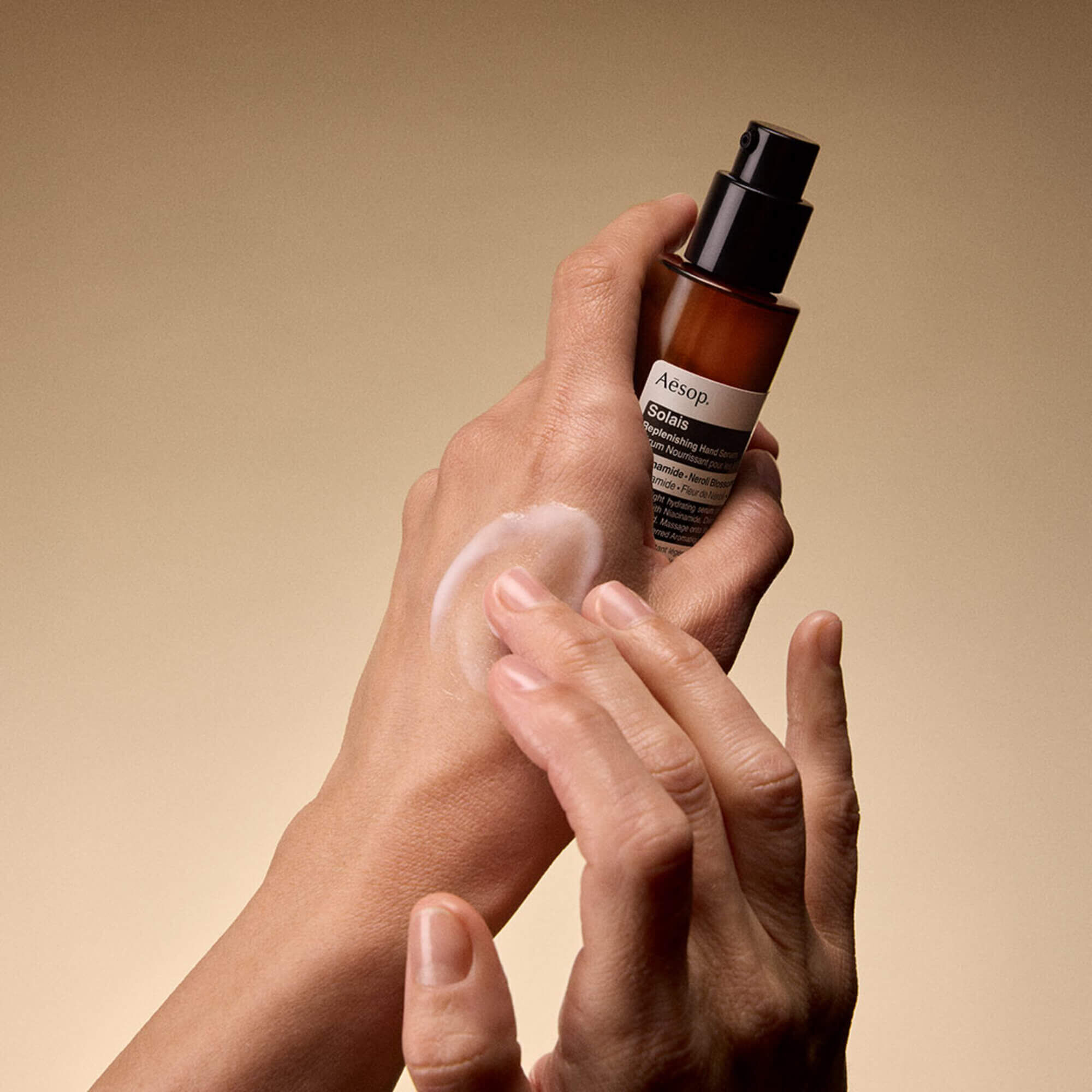 Solais Replenishing Hand Serum in einer Glasflasche.