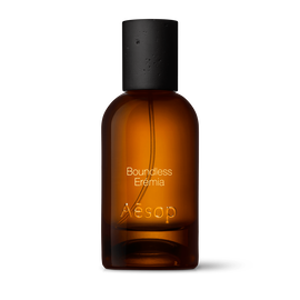 Bernsteinfarbene Glasflasche von Aesop Boundless Eremia Eau de Parfum mit schwarzem Verschluss vor weißem Hintergrund.