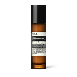 Solais Replenishing Hand Serum in einer Glasflasche.