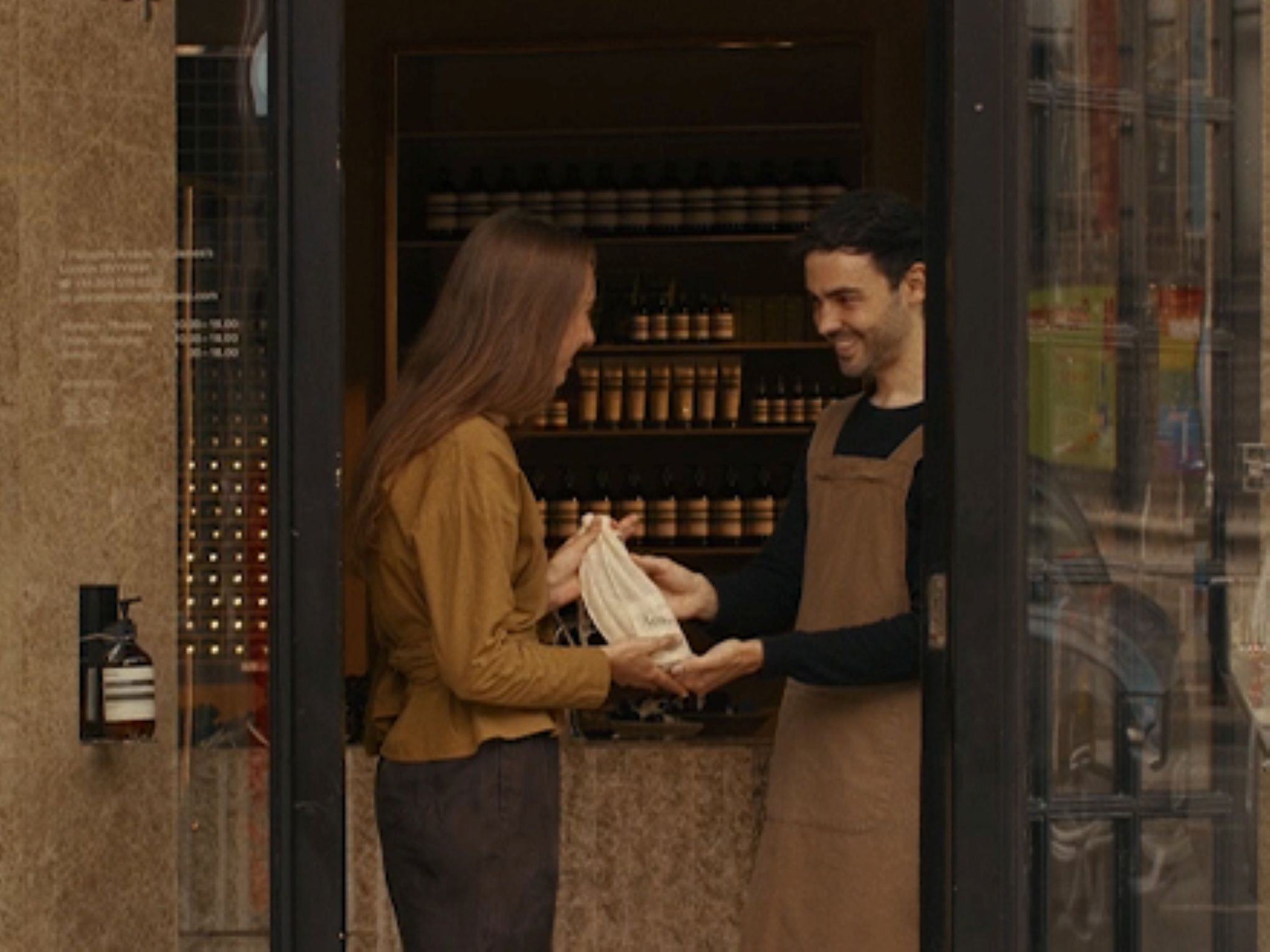 Eine Handpflegeberatung in einem Aesop Store, neben einer 15-ml-Tube Eleos Aromatique Hand Balm als Geschenk bei der Anmeldung zu unseren Mitteilungen.