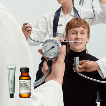 Surrealistische, klinische Mundpflege-Szene mit Aesop-Produkten.