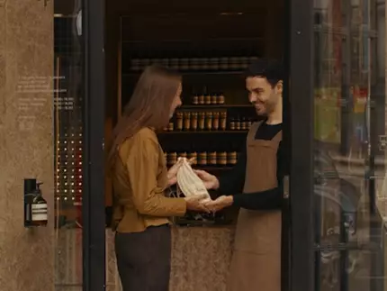 Eine Handpflegeberatung in einem Aesop Store, neben einer 15-ml-Tube Eleos Aromatique Hand Balm als Geschenk bei der Anmeldung zu unseren Mitteilungen.